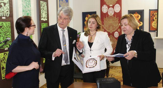 Новини Вінниці - фото з «Щоб Вінниця світила, як зірка Астерія». Ющенко вручив музею копію бурштинового намиста «Щоб Вінниця світила, як зірка Астерія». Ющенко вручив музею копію бурштинового намиста, фото №4 на сайті 20minut.ua