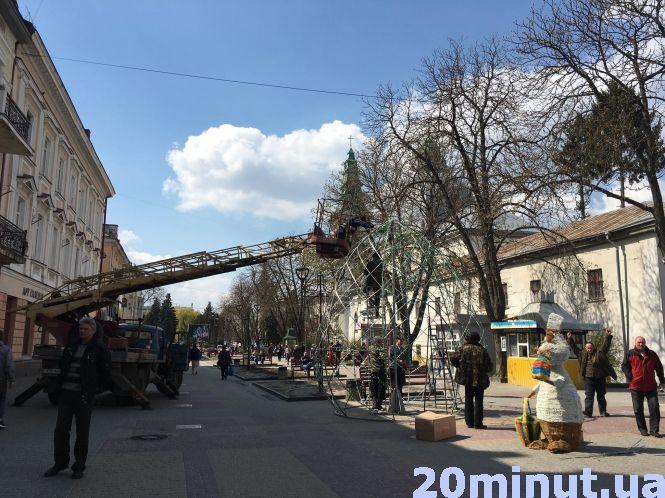 Новини Тернополя - фото з Фото дня: у Центрі встановлюють світлодіодне яйце і фігуру кроля Фото дня: у Центрі встановлюють світлодіодне яйце і фігуру кроля, фото №2 на сайті 20minut.ua