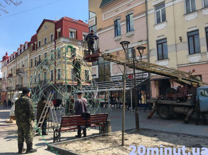 Новини Тернополя - фото з Фото дня: у Центрі встановлюють світлодіодне яйце і фігуру кроля Фото дня: у Центрі встановлюють світлодіодне яйце і фігуру кроля, фото №1 на сайті 20minut.ua