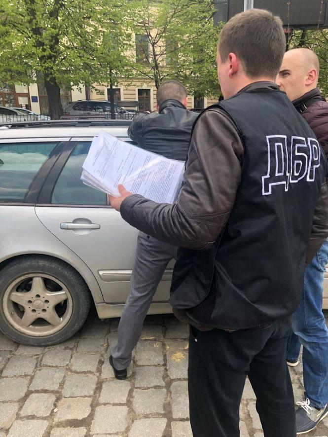 Хмельницькі правоохоронці спіймали ревізора-фіскала на хабарі 700 доларів, фото №2 на сайті vsim.ua