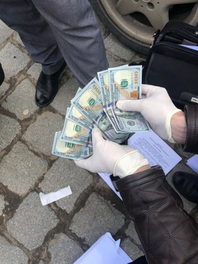 Хмельницькі правоохоронці спіймали ревізора-фіскала на хабарі 700 доларів, фото №3 на сайті vsim.ua