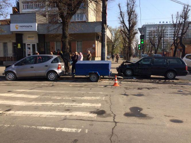 У центрі Хмельницького сталася аварія: постраждав 3-річний хлопчик, фото №2 на сайті vsim.ua