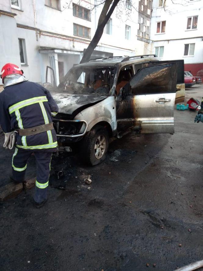 Новини Хмельницького - фото з На проспекті Миру згорів “Mitsubishi” На проспекті Миру згорів “Mitsubishi”, фото №2 на сайті vsim.ua