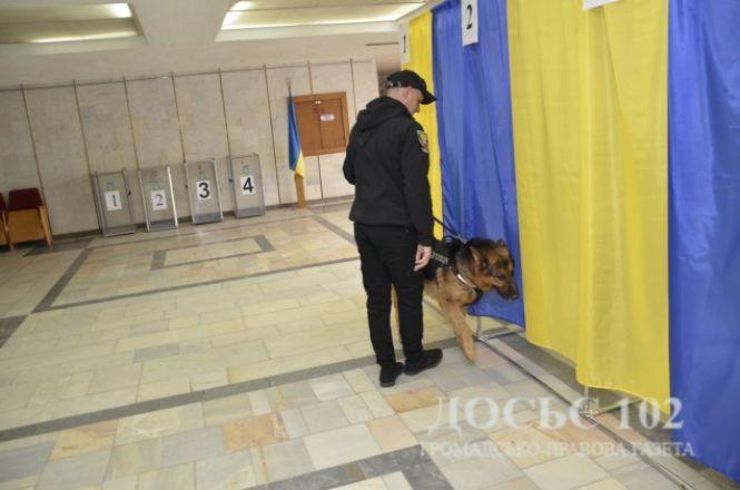 Новини Тернополя - фото з Правоохоронці обстежили виборчі округи та дільниці області Правоохоронці обстежили виборчі округи та дільниці області, фото №2 на сайті 20minut.ua