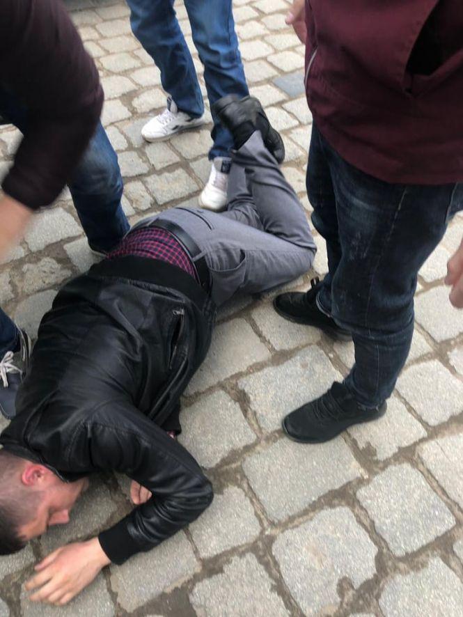 Хмельницькі правоохоронці спіймали ревізора-фіскала на хабарі 700 доларів, фото №1 на сайті vsim.ua