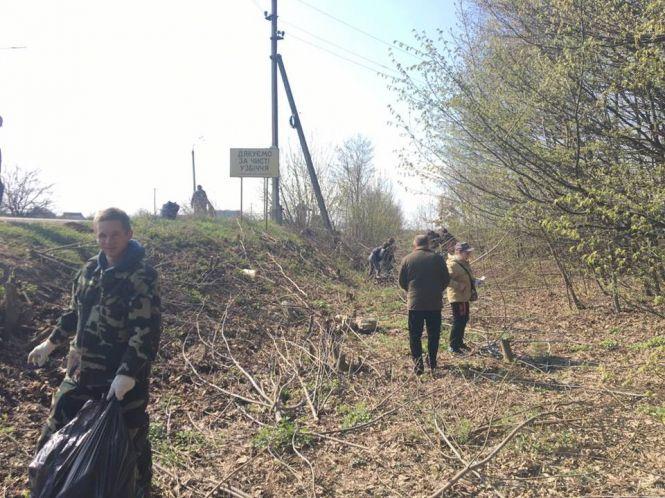 Розчистили хащі та зібрали 50 мішків сміття. Як чистили Тиврівське шосе, фото №1 на сайті 20minut.ua