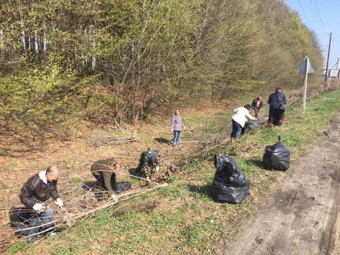Розчистили хащі та зібрали 50 мішків сміття. Як чистили Тиврівське шосе, фото №4 на сайті 20minut.ua