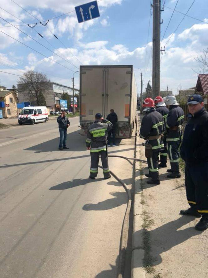 Замість фруктів бочки зі спиртом. На Хмельниччині зупинили фуру з "лівим" вантажем, фото №2 на сайті vsim.ua