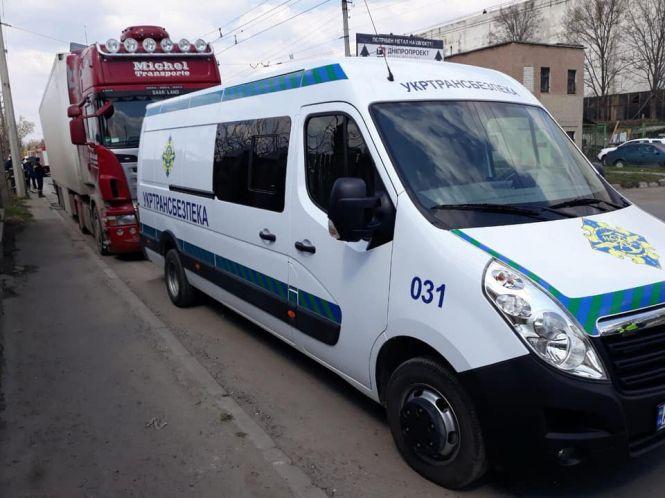 Замість фруктів бочки зі спиртом. На Хмельниччині зупинили фуру з "лівим" вантажем, фото №1 на сайті vsim.ua