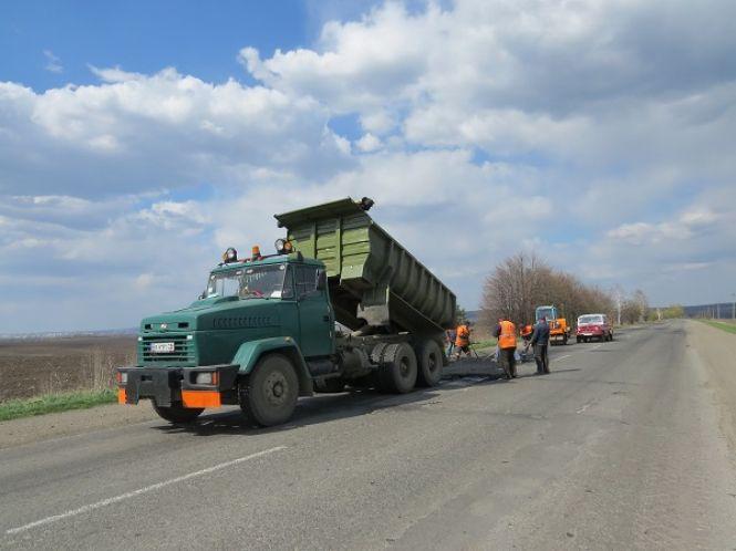 Новини Хмельницького - фото з Гарячий асфальт та пневмо-струменевий метод: як борються з ямами на дорогах Хмельниччини Гарячий асфальт та пневмо-струменевий метод: як борються з ямами на дорогах Хмельниччини, фото №3 на сайті vsim.ua