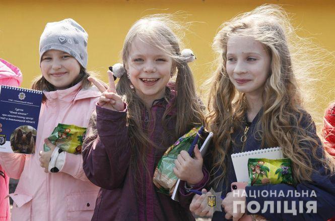 Новини Хмельницького - фото з Професійний майстер-клас та польова кухня: хмельницькі школярі завітали у гості до кінологів Професійний майстер-клас та польова кухня: хмельницькі школярі завітали у гості до кінологів, фото №5 на сайті vsim.ua