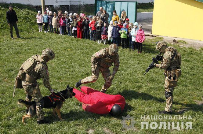 Новини Хмельницького - фото з Професійний майстер-клас та польова кухня: хмельницькі школярі завітали у гості до кінологів Професійний майстер-клас та польова кухня: хмельницькі школярі завітали у гості до кінологів, фото №2 на сайті vsim.ua