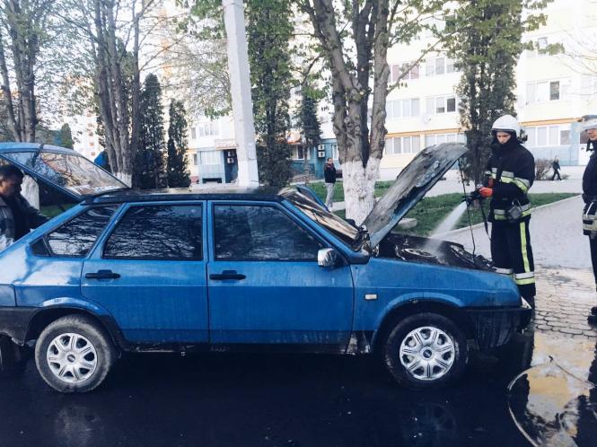 Новини Кам'янця-Подільського - фото з Надзвичайники гасили авто на вулиці Князів Коріатовичів (ВІДЕО) Надзвичайники гасили авто на вулиці Князів Коріатовичів (ВІДЕО), фото №1 на сайті 20minut.ua