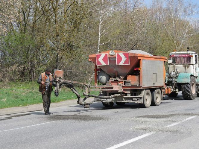 Новини Хмельницького - фото з Гарячий асфальт та пневмо-струменевий метод: як борються з ямами на дорогах Хмельниччини Гарячий асфальт та пневмо-струменевий метод: як борються з ямами на дорогах Хмельниччини, фото №2 на сайті vsim.ua