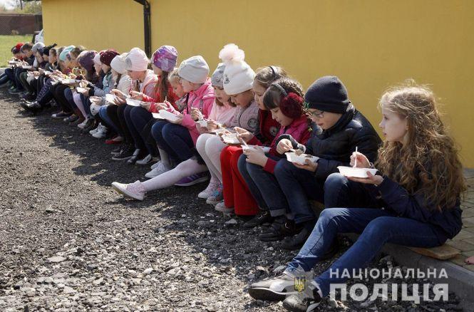 Новини Хмельницького - фото з Професійний майстер-клас та польова кухня: хмельницькі школярі завітали у гості до кінологів Професійний майстер-клас та польова кухня: хмельницькі школярі завітали у гості до кінологів, фото №4 на сайті vsim.ua