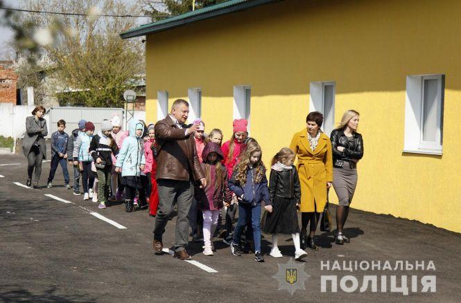 Новини Хмельницького - фото з Професійний майстер-клас та польова кухня: хмельницькі школярі завітали у гості до кінологів Професійний майстер-клас та польова кухня: хмельницькі школярі завітали у гості до кінологів, фото №1 на сайті vsim.ua