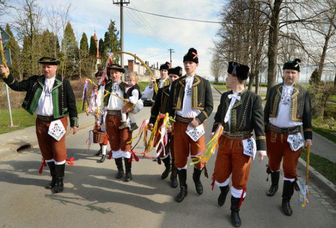 Шмагають прутами і кидають яйця: як святкують Великдень у Європі, фото №7 на сайті vsim.ua