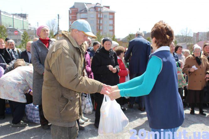 Новини Тернополя - фото з У Тернополі понад 300 потребуючих отримали великодні кошики У Тернополі понад 300 потребуючих отримали великодні кошики, фото №5 на сайті 20minut.ua