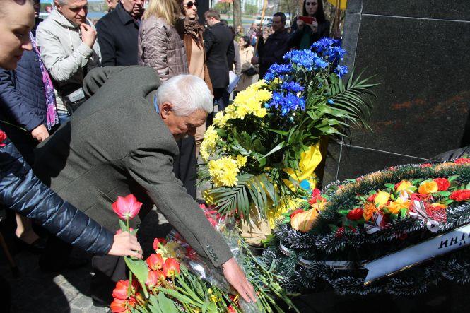 У Хмельницькому вшанували ліквідаторів Чорнобильської катастрофи, фото №2 на сайті vsim.ua