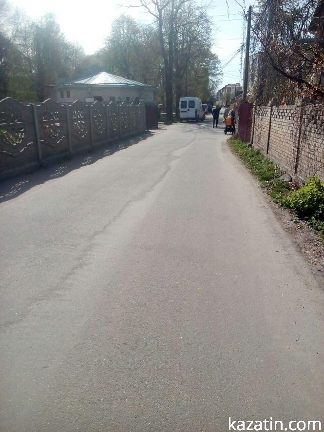 Козятин сьогодні:  розпускаються каштани, люди скуповуються на ринку до свят, ремонт доріг триває, фото №3 на сайті 20minut.ua