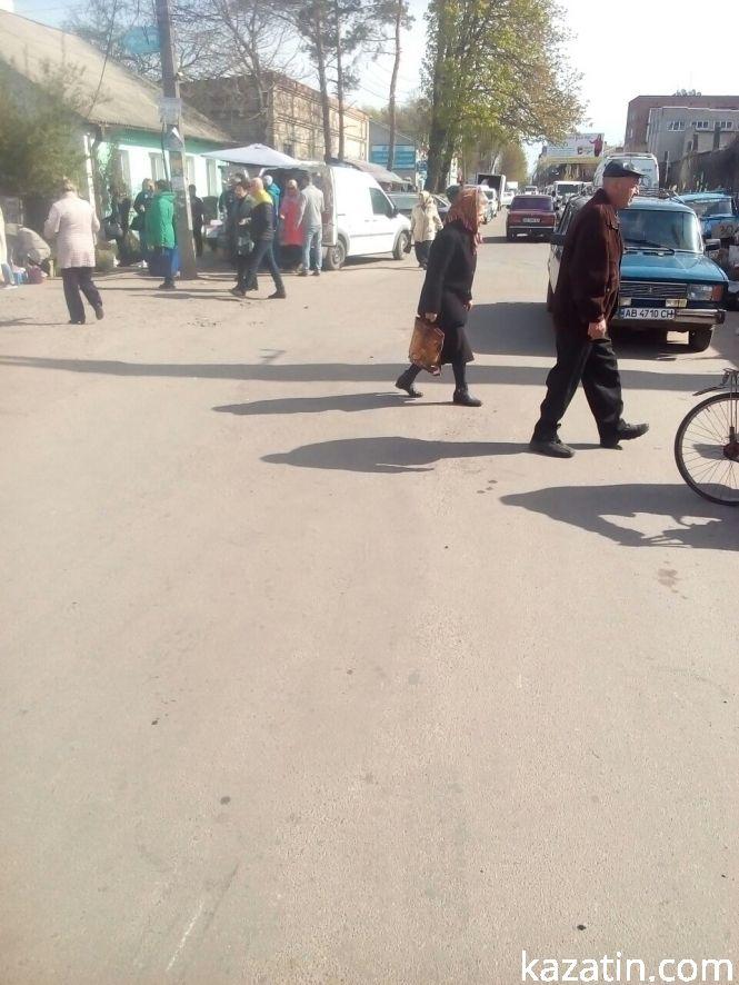 Козятин сьогодні:  розпускаються каштани, люди скуповуються на ринку до свят, ремонт доріг триває, фото №7 на сайті 20minut.ua