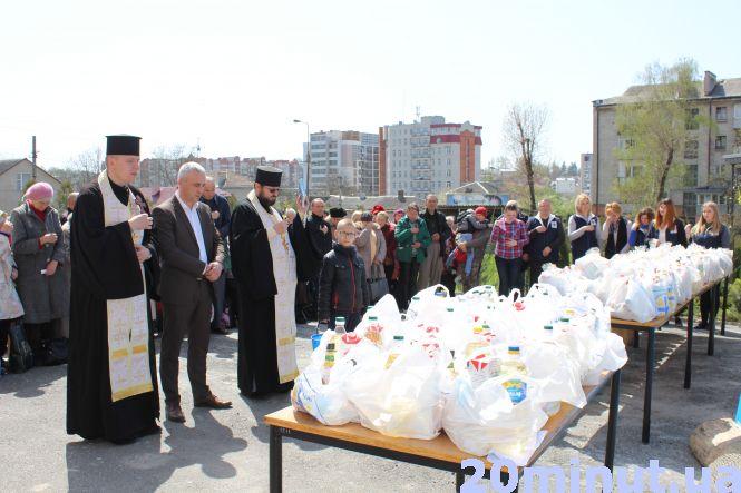 Новини Тернополя - фото з У Тернополі понад 300 потребуючих отримали великодні кошики У Тернополі понад 300 потребуючих отримали великодні кошики, фото №3 на сайті 20minut.ua