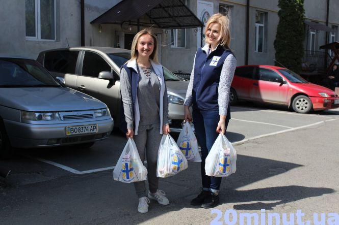 Новини Тернополя - фото з У Тернополі понад 300 потребуючих отримали великодні кошики У Тернополі понад 300 потребуючих отримали великодні кошики, фото №6 на сайті 20minut.ua