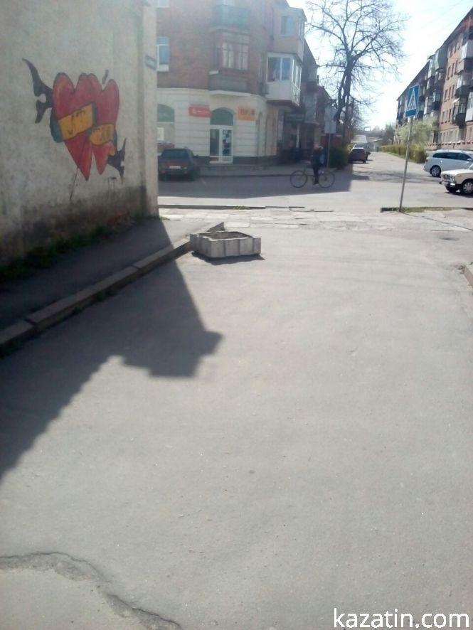 Козятин сьогодні:  розпускаються каштани, люди скуповуються на ринку до свят, ремонт доріг триває, фото №6 на сайті 20minut.ua