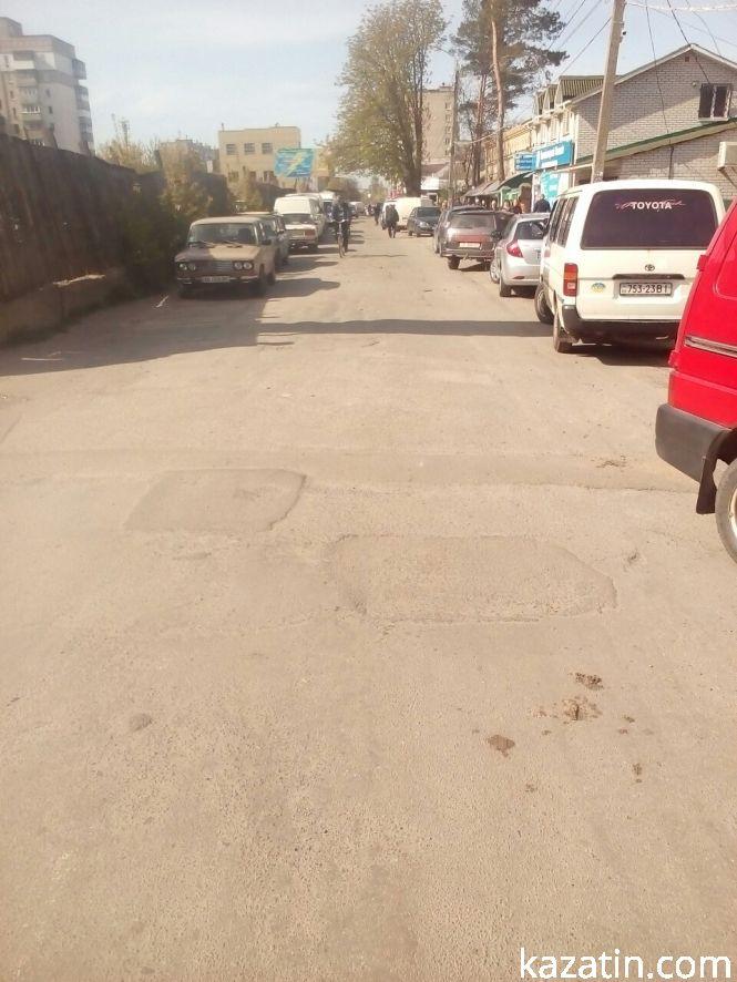 Козятин сьогодні:  розпускаються каштани, люди скуповуються на ринку до свят, ремонт доріг триває, фото №5 на сайті 20minut.ua