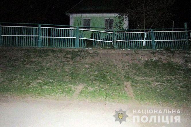 Новини Хмельницького - фото з Трощив паркани та тікав городами: на Хмельниччині п'яний чоловік вночі ганяв селом на викраденому авто Трощив паркани та тікав городами: на Хмельниччині п'яний чоловік вночі ганяв селом на викраденому авто, фото №1 на сайті vsim.ua