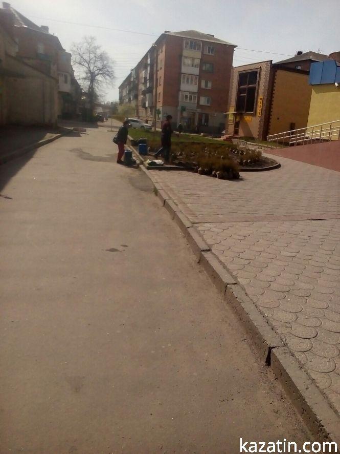 Козятин сьогодні:  розпускаються каштани, люди скуповуються на ринку до свят, ремонт доріг триває, фото №4 на сайті 20minut.ua