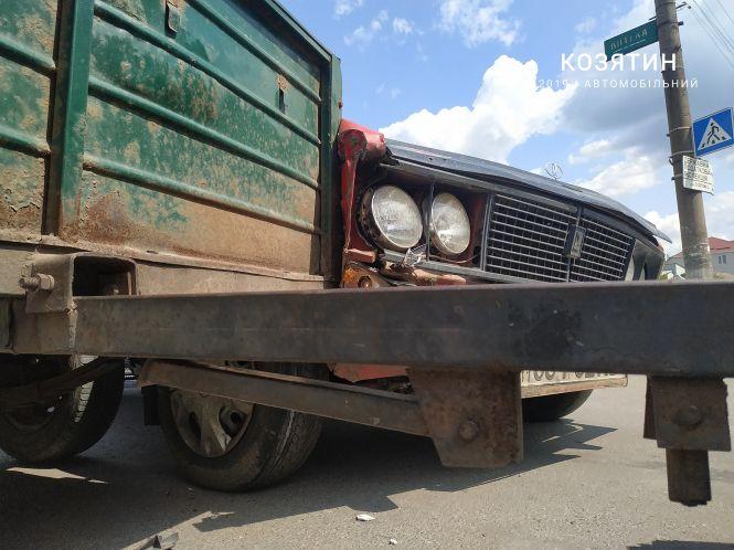 Новини Козятина - фото з Чергова аварія в Козятині: не розминулося два «ВАЗи» Чергова аварія в Козятині: не розминулося два «ВАЗи», фото №2 на сайті 20minut.ua