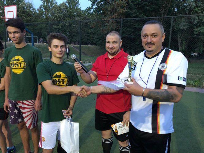 Новини Тернополя - фото з У Тернополі зірки шоу-бізнесу із пластунами зіграли матч в честь Віктора Гурняка У Тернополі зірки шоу-бізнесу із пластунами зіграли матч в честь Віктора Гурняка, фото №1 на сайті 20minut.ua