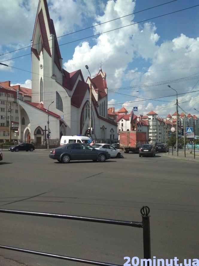 На Бандери ДТП: авто розтрощене, фото №1 на сайті 20minut.ua