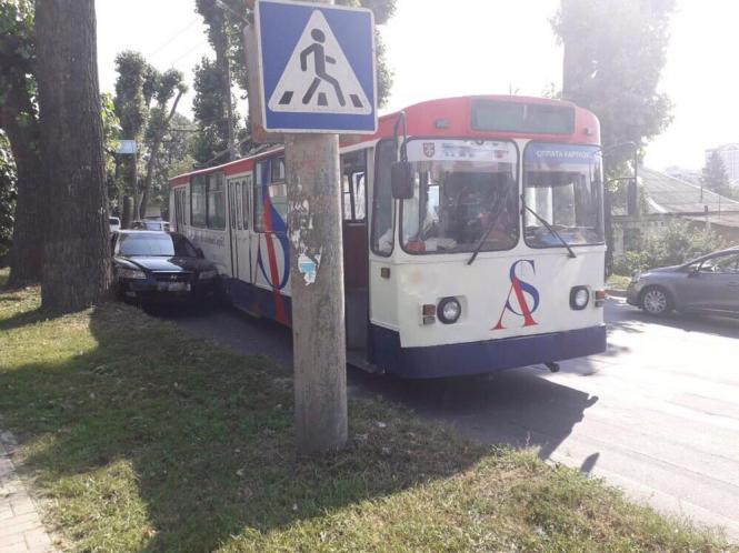 У Хмельницькому водій тролейбуса спричинив ДТП, фото №1 на сайті vsim.ua