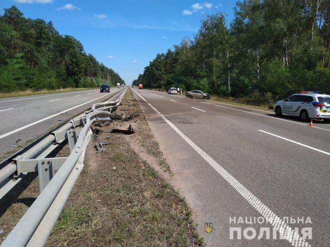 Новини Житомира - фото з Криворожанин зазнав травм внаслідок зіткнення автівки з колесовідбійником на автошляху Київ-Чоп Криворожанин зазнав травм внаслідок зіткнення автівки з колесовідбійником на автошляху Київ-Чоп, фото №1 на сайті 20minut.ua