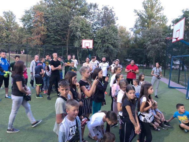 Новини Тернополя - фото з У Тернополі зірки шоу-бізнесу із пластунами зіграли матч в честь Віктора Гурняка У Тернополі зірки шоу-бізнесу із пластунами зіграли матч в честь Віктора Гурняка, фото №2 на сайті 20minut.ua