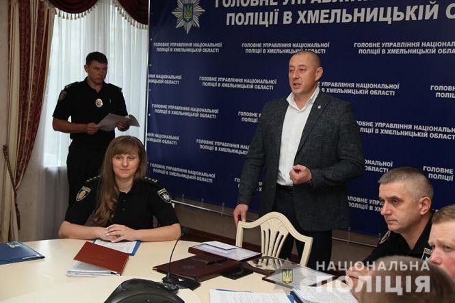 Новини Хмельницького - фото з Головний коп Хмельниччини нагородив чоловіка, який допоміг поліції затримати злодіїв