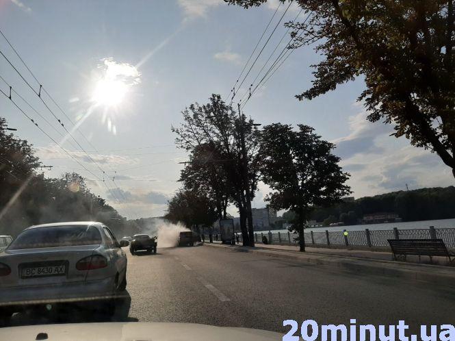 На дамбі горіла автівка. Люди самотужки гасили пожежу, фото №1 на сайті 20minut.ua