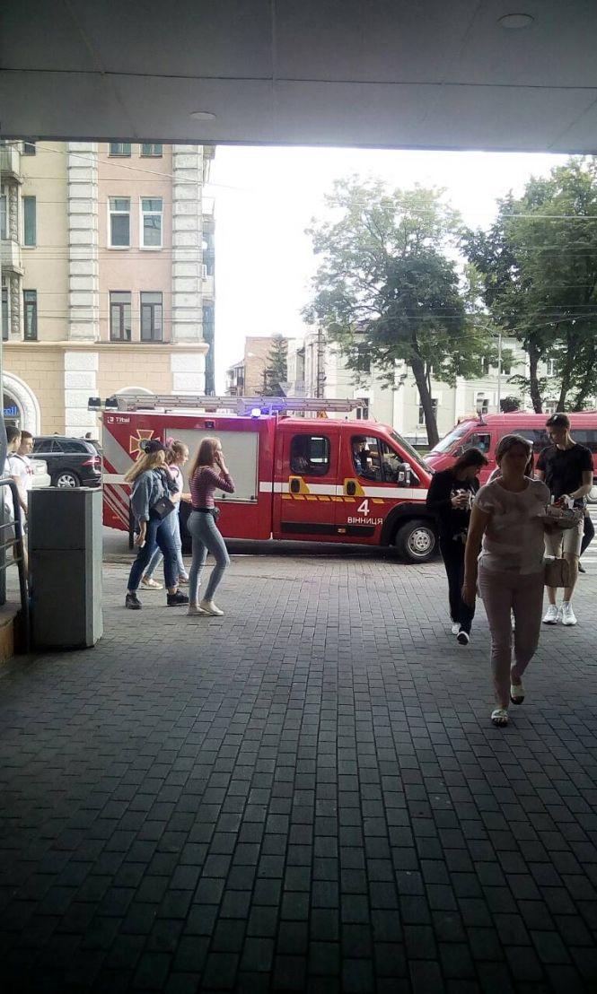 Новини Вінниці - фото з Через сумку оточили територію Центрального ринку по периметру (ВІДЕО та ФОТО) Через сумку оточили територію Центрального ринку по периметру (ВІДЕО та ФОТО), фото №12 на сайті 20minut.ua