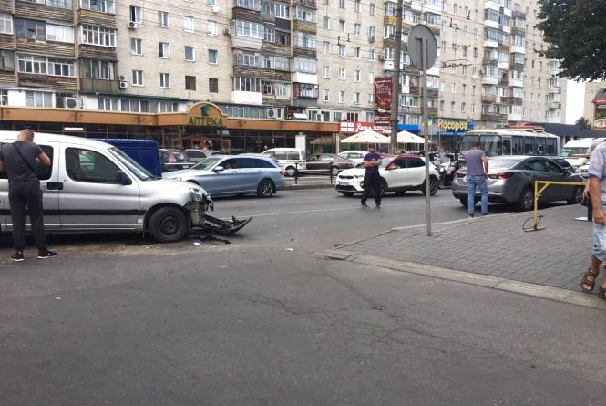 Смертельна аварія та зіткнення зі «швидкою»: хроніка ДТП у Хмельницькому, фото №2 на сайті vsim.ua