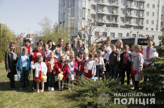 Новини Хмельницького - фото з На Зарічанській діти і поліція зробили великоднє дерево На Зарічанській діти і поліція зробили великоднє дерево, фото №5 на сайті vsim.ua