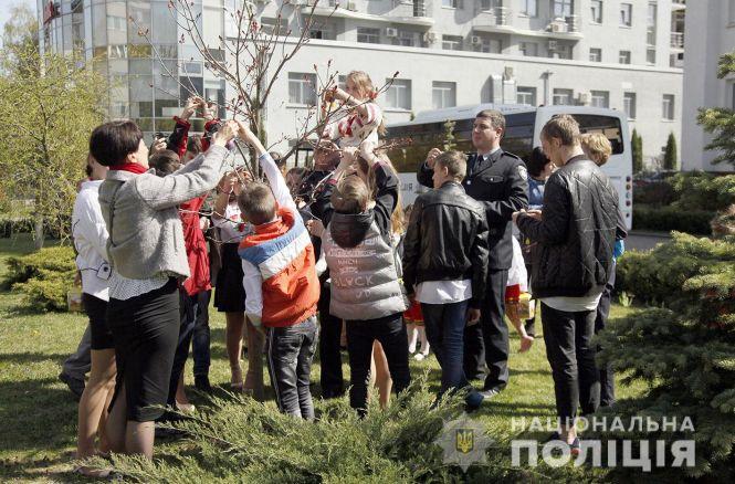 Новини Хмельницького - фото з На Зарічанській діти і поліція зробили великоднє дерево На Зарічанській діти і поліція зробили великоднє дерево, фото №4 на сайті vsim.ua