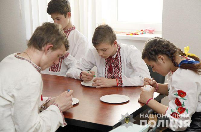 Новини Хмельницького - фото з На Зарічанській діти і поліція зробили великоднє дерево На Зарічанській діти і поліція зробили великоднє дерево, фото №3 на сайті vsim.ua