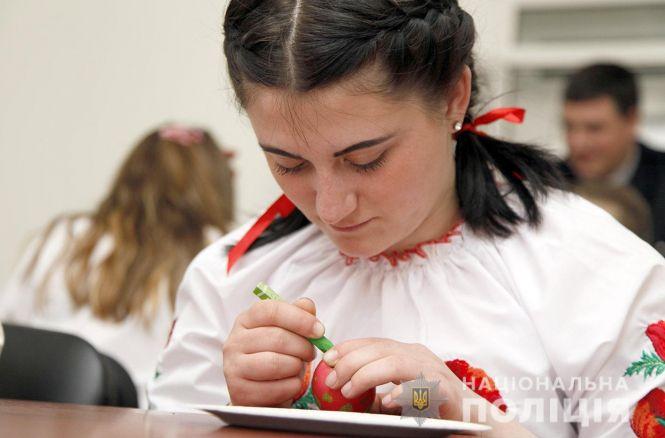 Новини Хмельницького - фото з На Зарічанській діти і поліція зробили великоднє дерево На Зарічанській діти і поліція зробили великоднє дерево, фото №1 на сайті vsim.ua