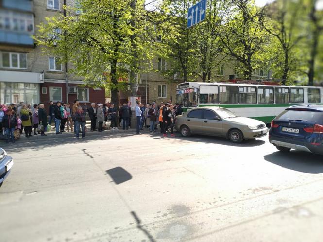 Новини Хмельницького - фото з Біля філармонії тролейбус в'їхав у легковик (ФОТО) Біля філармонії тролейбус в'їхав у легковик (ФОТО), фото №2 на сайті vsim.ua