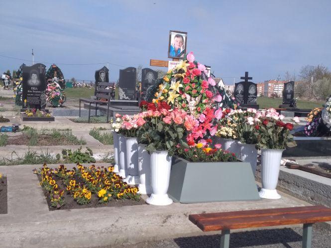 “Ні штучним квітам”: як виглядають хмельницькі кладовища напередодні поминальних днів, фото №3 на сайті vsim.ua