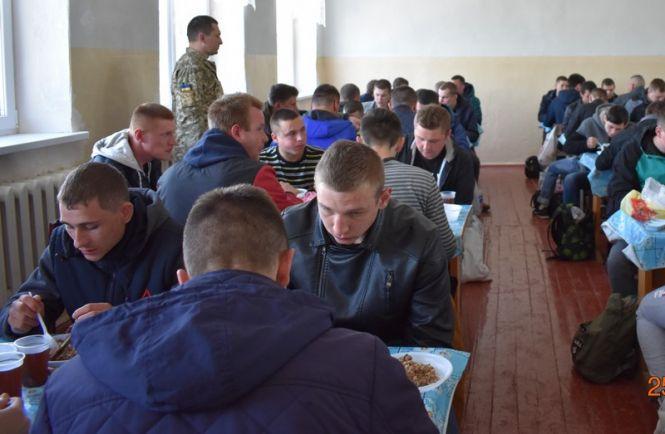 Весняний призов: з козятинського обласного пункту відправили понад 300 майбутніх захисників України, фото №2 на сайті 20minut.ua