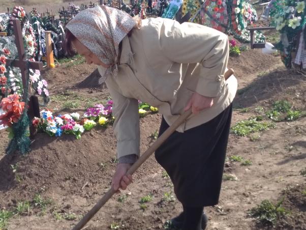 “Ні штучним квітам”: як виглядають хмельницькі кладовища напередодні поминальних днів, фото №4 на сайті vsim.ua