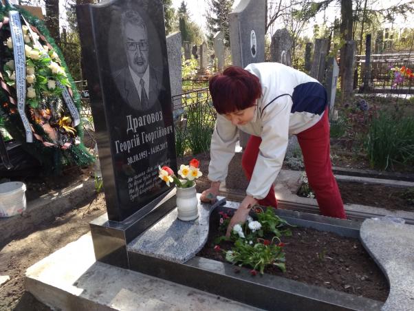 “Ні штучним квітам”: як виглядають хмельницькі кладовища напередодні поминальних днів, фото №6 на сайті vsim.ua